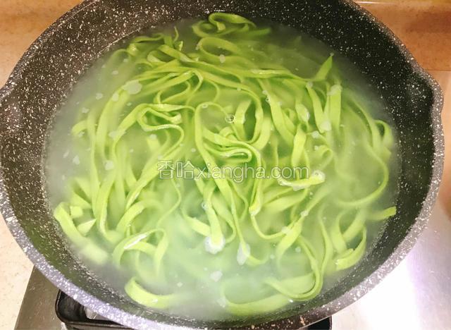 烧水，煮面。
