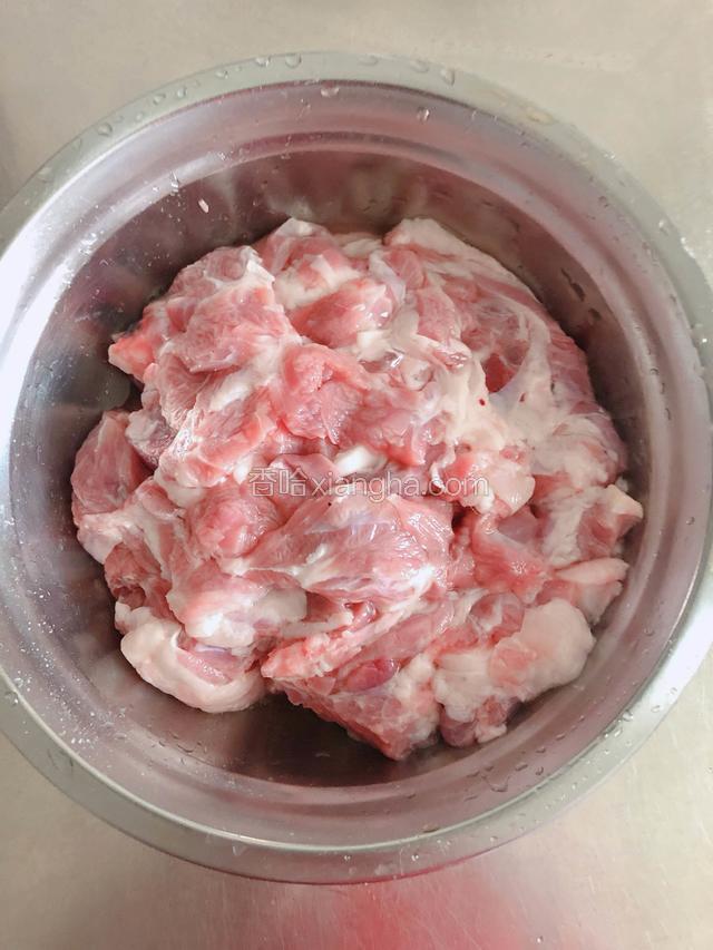 准备好羊肉，切成片状。