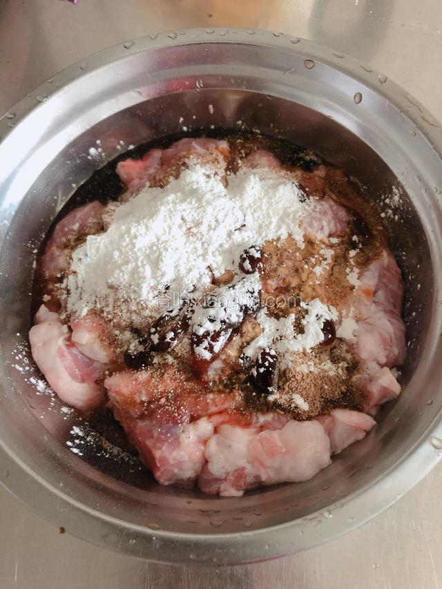 腌制羊肉，放入生抽、蚝油、料酒、盐、花椒粉、淀粉、孜然粉。