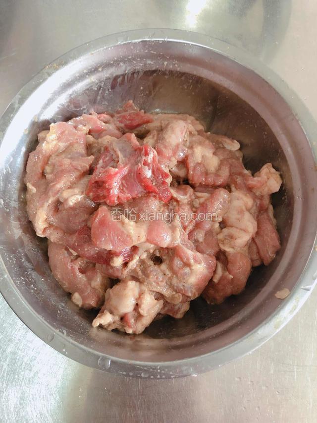 将腌料抓均匀，腌制15分钟。