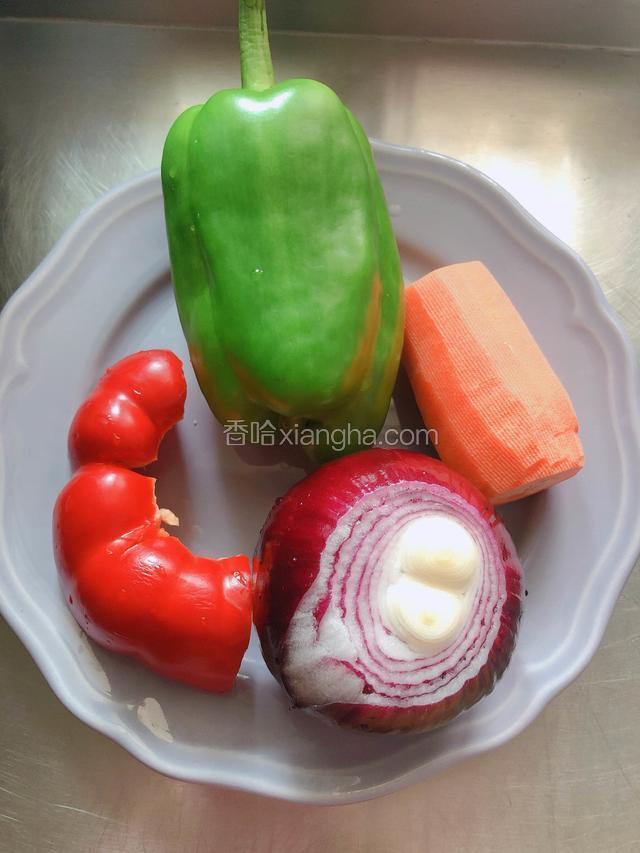 腌制羊肉期间准备蔬菜。