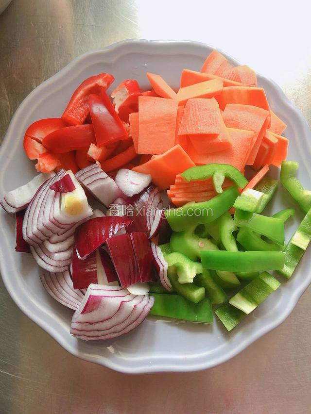 将洋葱、彩椒、青椒、胡萝卜切块儿待用。