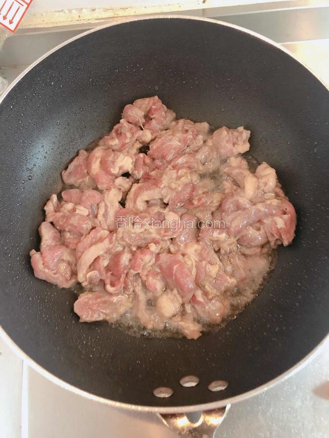 放入羊肉片爆炒。