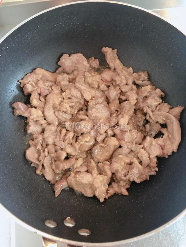 大火爆炒3-5分钟，炒掉羊肉中的水分。