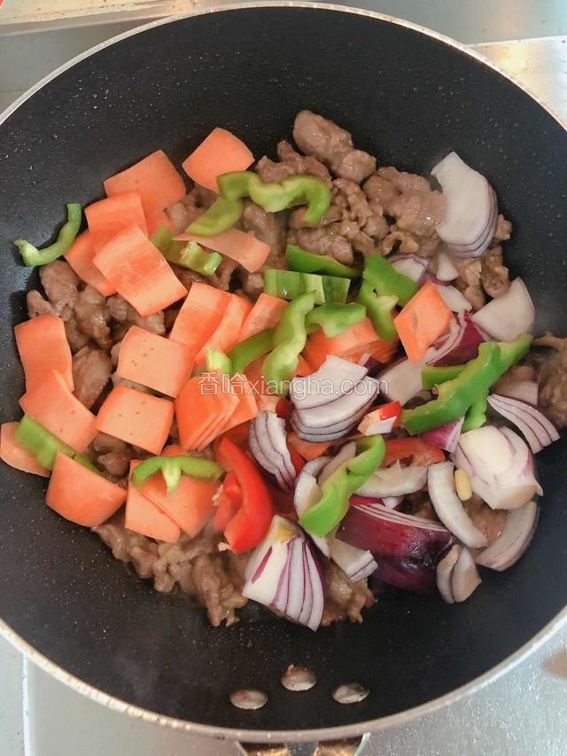 加入蔬菜，继续翻炒均匀。