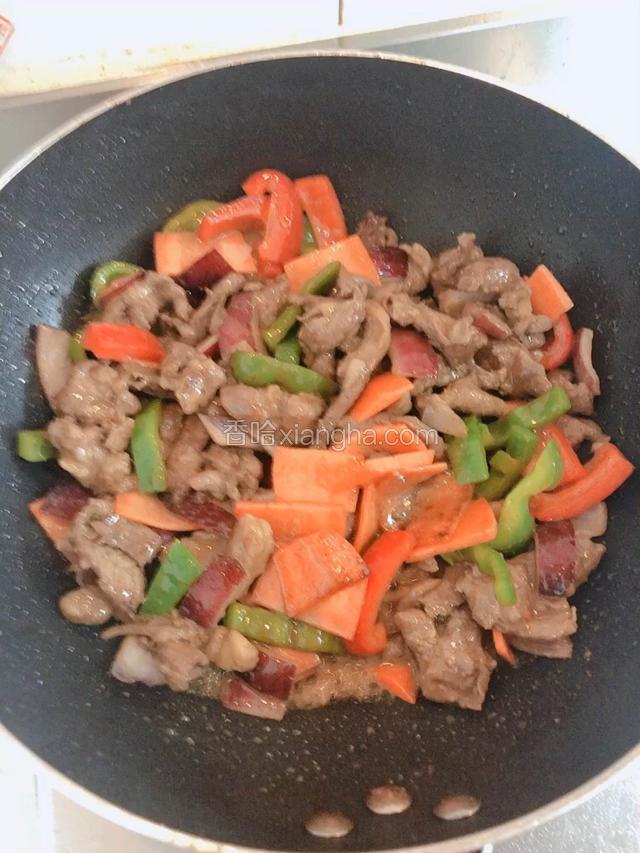 加入少量盐、生抽、孜然粉继续翻炒。2-3分钟后即可出锅了。