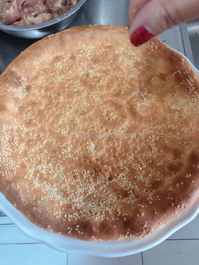 准备一个烤馕，上面撒上一些椒盐、孜然沫，放入微波炉中加热2分钟。