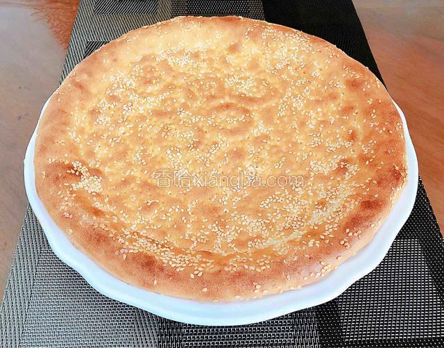 微波炉中带调料烤馕出锅了。