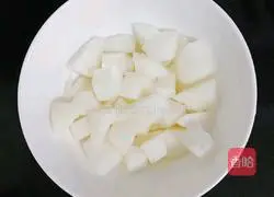 Illustration of how to make loquat and pear water (baby food supplement) 2