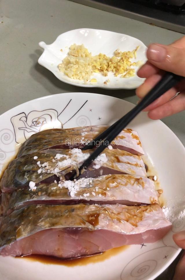 提前剁好蒜蓉，姜蓉，并把鱼腩切条，放盐，料酒，生粉，生抽腌15分钟。