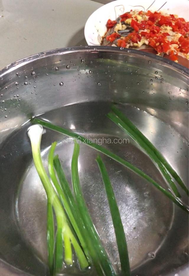 把葱洗干净，切成葱花备用。