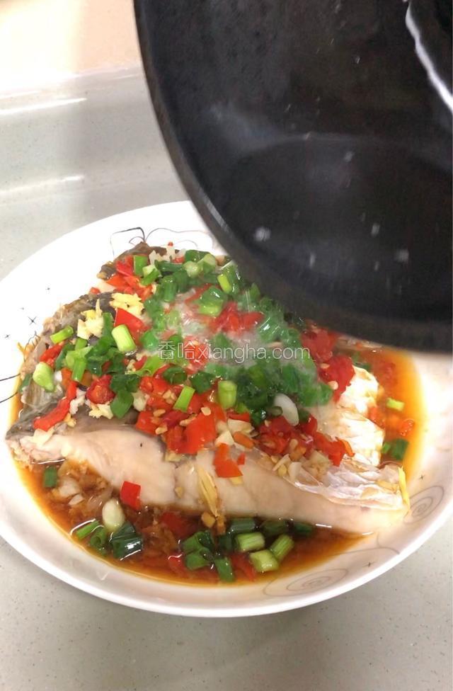 蒸好取出，葱花撒上，烧好的热油淋到鱼身上即可。