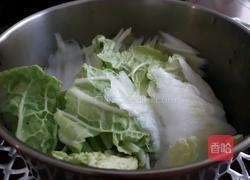 砂锅白菜冻豆腐的做法图解2