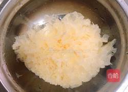  草莓玫瑰花蜜银耳羹的做法图解1
