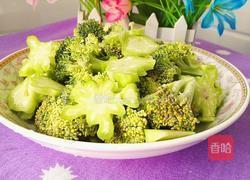 胡萝卜炒西兰花的做法图解2