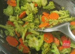 胡萝卜炒西兰花的做法图解12