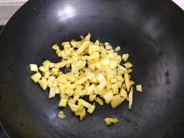 将菠萝丁放入锅内，小火慢熬。