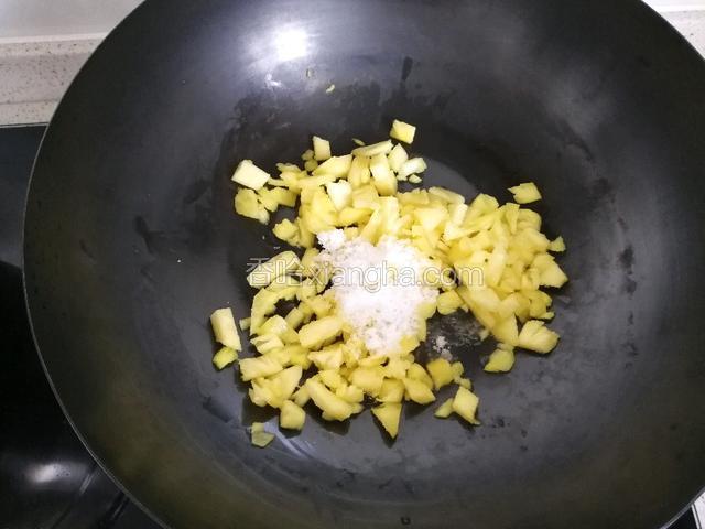 把白糖放在菠萝丁上。