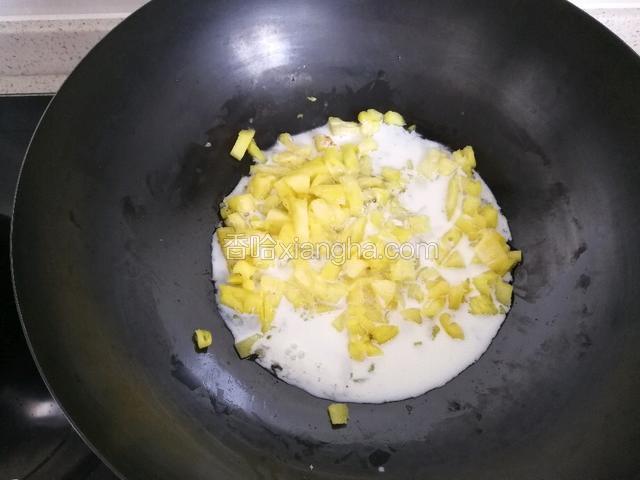 再加入牛奶。