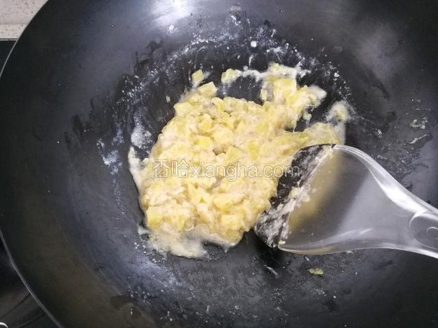 一直熬到菠萝丁的汤汁收缩变浓稠即可。