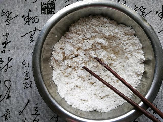 其余的面粉中加入温水搅拌成絮状。
