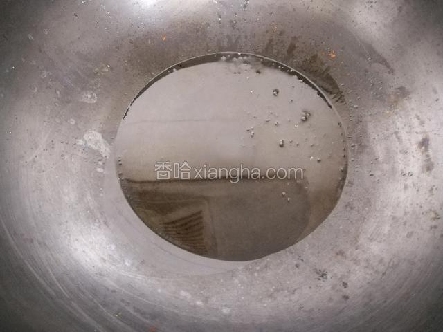玉米油倒入锅内烧热。