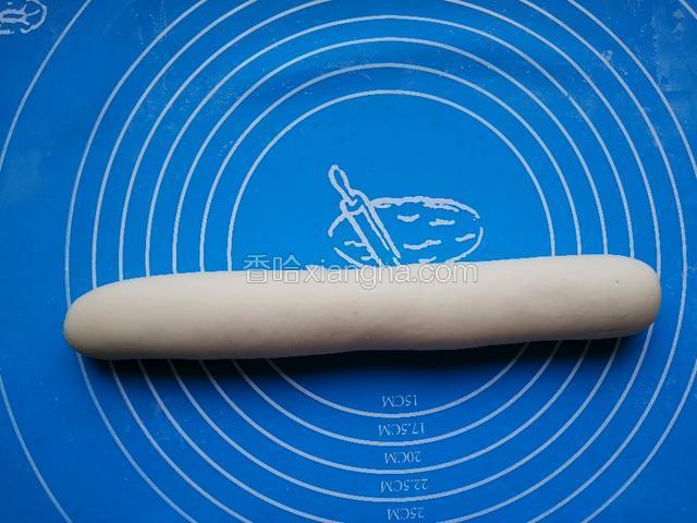 醒好的面团搓成长条。