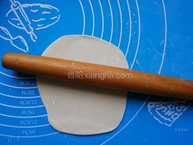 取一块，擀成均匀的薄饼。