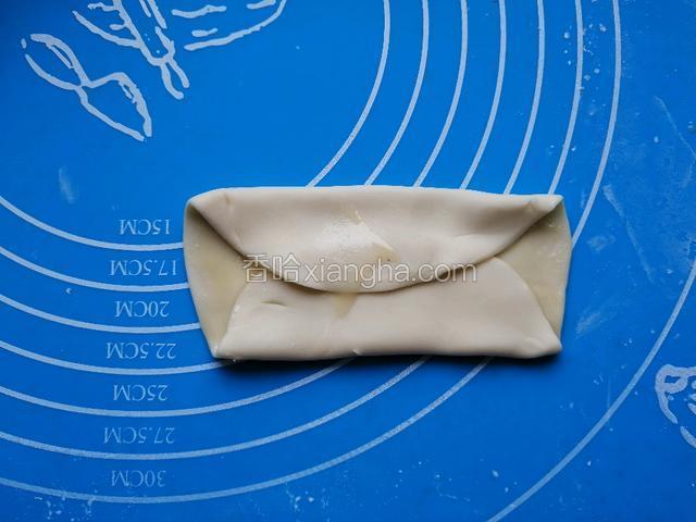 先把薄饼上下对折。