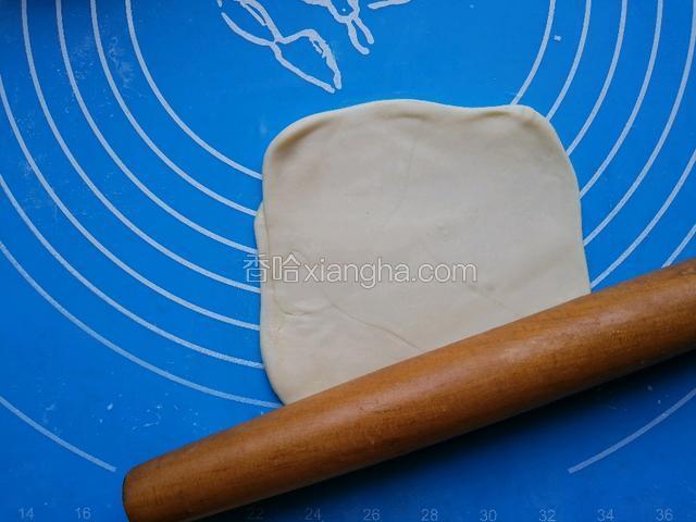 再次擀成薄饼。