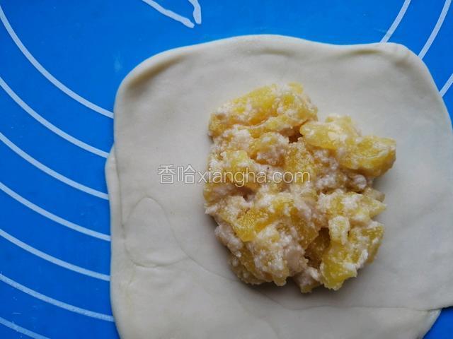 中间包入菠萝馅。