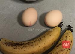 香蕉鸡蛋饼的做法图解1