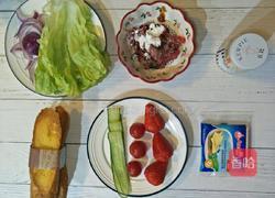 牛肉饼草莓三明治的做法图解1