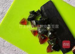 凉拌皮蛋豆腐的做法图解2