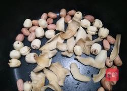 百合花生银耳莲子羹的做法图解1