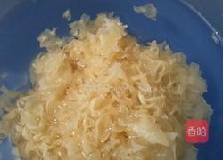 百合花生银耳莲子羹的做法图解2