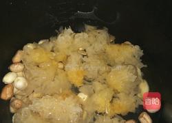 百合花生银耳莲子羹的做法图解3