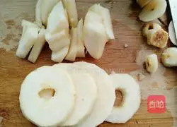 Illustration of how to make rock sugar pear soup 3