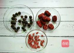 龙眼干红枣枸杞汤的做法图解2