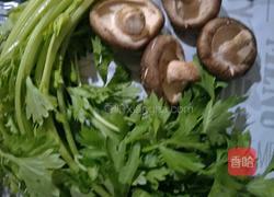 西芹炒香菇的做法图解1