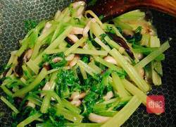 西芹炒香菇的做法图解8