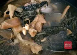 Illustration of making soybean, vegetable and dried pork bone soup 9