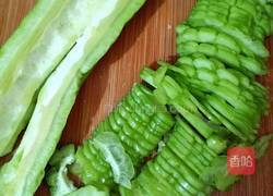 苦瓜炒鸡蛋的做法图解2