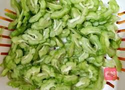 苦瓜炒鸡蛋的做法图解3