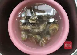 Illustration of how to make grilled oysters with garlic, lemon and green pepper 1