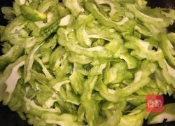 苦瓜炒蛋的做法图解2