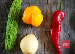 彩椒雪梨拌苦瓜的做法图解1