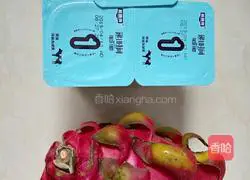 Illustration of how to make pitaya yogurt shake 1