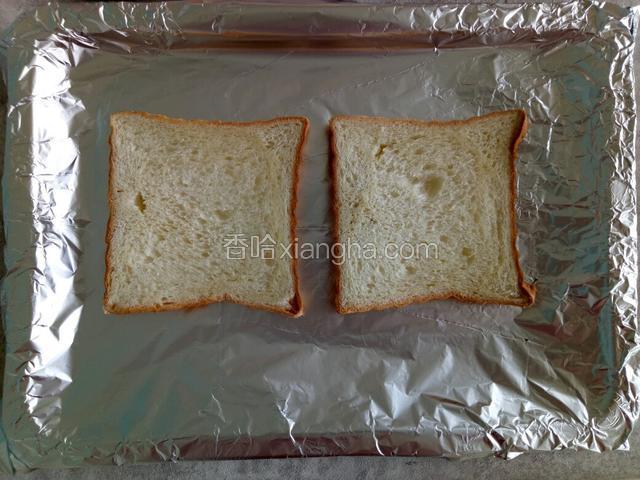 烤盘铺一层锡纸，放入土司片