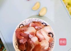 包菜炒肉的做法图解1